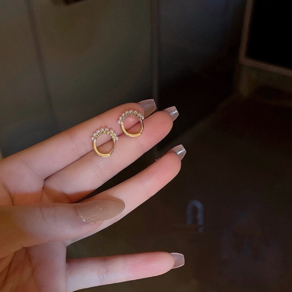 Elegant Gold Pearl Hoop Earrings - Picture 4 of 5
